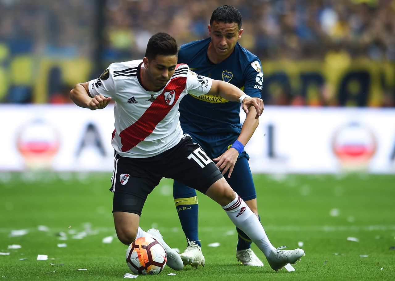 BUENOS AIRES, ARGENTINA - NOVEMBER 11: Leonardo Jara of Boca Juniors fights for the ball with Gonzalo Martinez of River Plate during the first leg match between Boca Juniors and River Plate as part of the Finals of Copa CONMEBOL Libertadores 2018 at Estadio Alberto J. Armando on November 11, 2018 in Buenos Aires, Argentina. The match was due to be played on November 10th and was rescheduled due to heavy storms in Buenos Aires. (Photo by Marcelo Endelli/Getty Images)