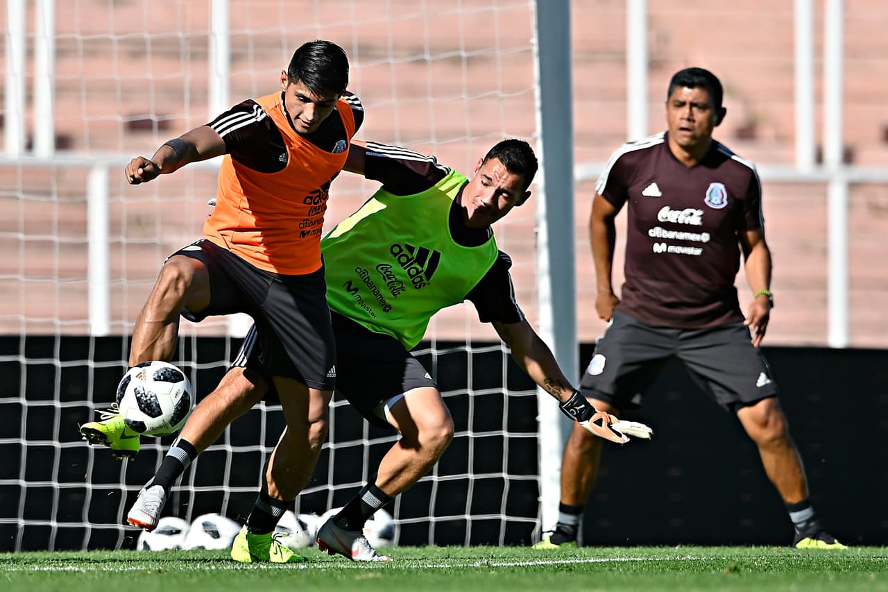 Alan Pulido y Jesús Dueñas compiten por un balón en medio de una 'cascarita' dentro de la práctica del día.