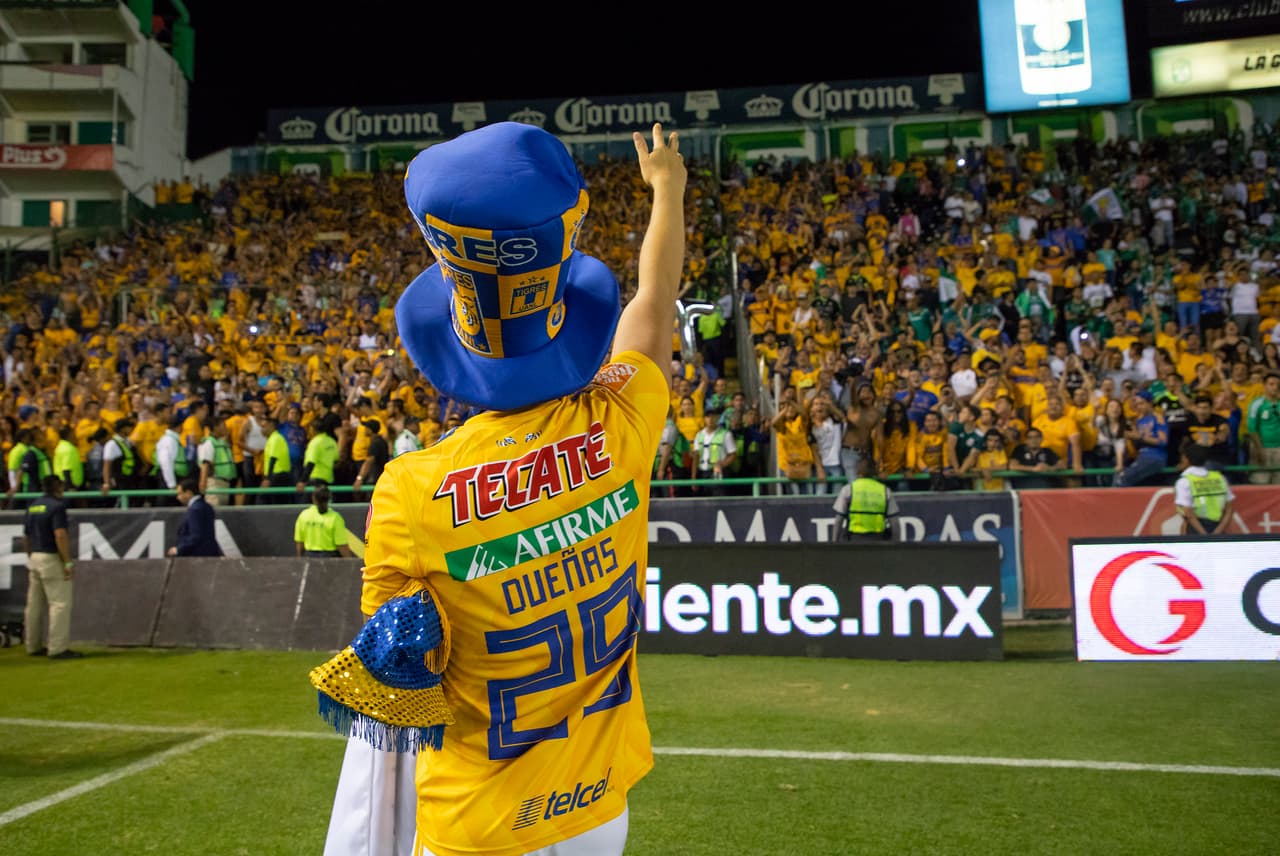 ¡Tigres se proclama Campeón del fútbol mexicano! Los felinos regiomontanos cosecharon su séptimo título de la Liga MX y se cuelan, aunque muchos se sigan negando a aceptarlo, entre los grandes del balompié azteca. Luego de superar en una Final de un solo gol a los Esmeraldas del León, así se dieron los festejos de los Tigres en patio ajeno, imágenes para el recuerdo y que hay que darse un tiempo para echarles un ojo, sobre todo la fiel afición de los felinos regios.