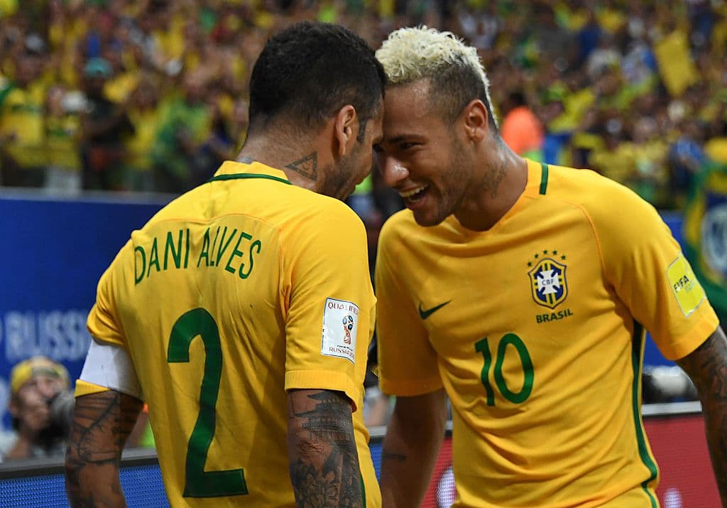 Padre de Neymar pagará el millón de euros de fianza de Dani Alves