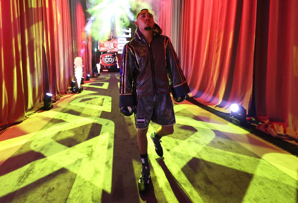 Teófimo López, es campeón unificado e indiscutido, posee todos los títulos del CMB, AMB, OMB y FIB. Además de sostener un récor de 16-0 con 12 KO’s.
<br>