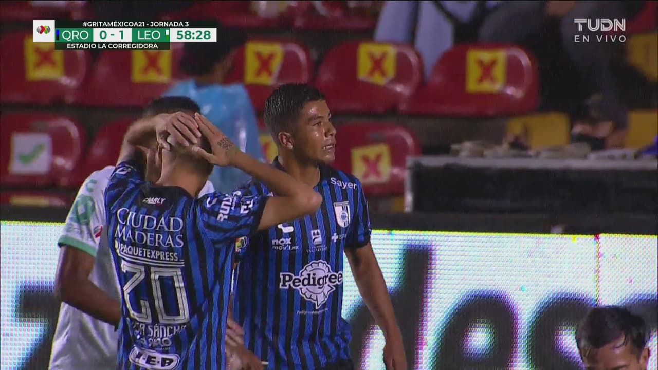 ¿Cómo la falla? José Ramírez deja pasar una muy clara para Gallos