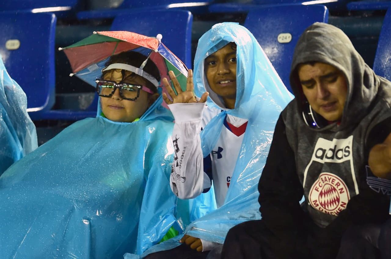Ni siquiera la fuerte lluvia impidió que los hinchas de 'La Máquina' llegaran al estadio Azul para apoyar a su equipo.
