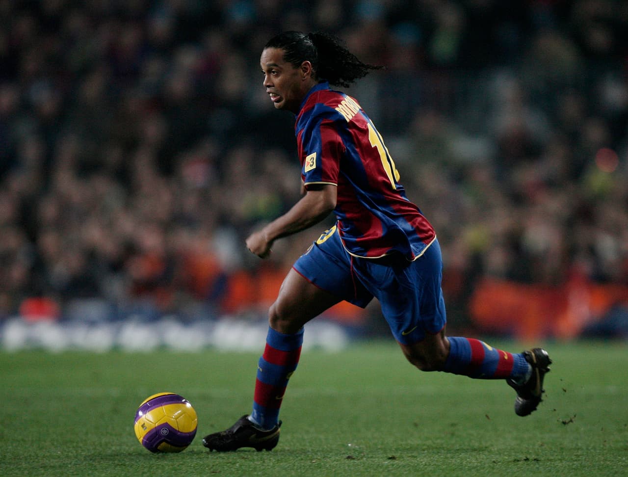 Ronaldinho le devolvió la alegría al Barcelona tras una etapa de sequías. Su fútbol hizo que se ganara los aplausos incluso de los hinchas del Madrid en el Santiago Bernabéu. Pero su juego también trajo títulos como el de la Champions en 2006. Messi reconoce en el brasileño una importante influencia en su carrera.