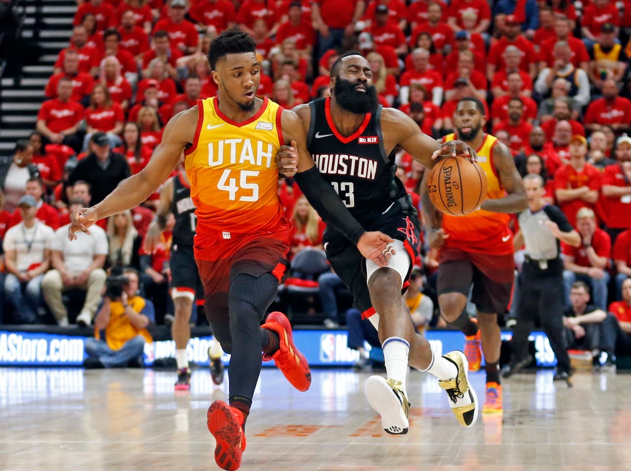 El triunfo por 104-101 deja a Houston Rockets a un paso de avanzar a las Semifinales de la Conferencia Oeste, a pesar que James Harden (derecha) solo tuvo 3 de 10 tiros de campo acertados.