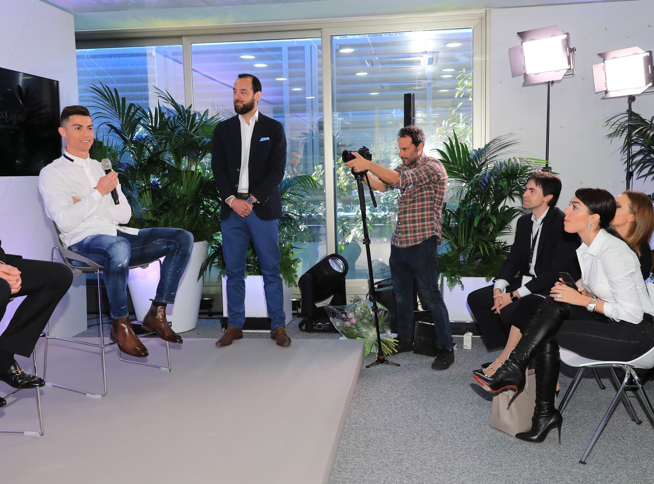 Cristiano Ronaldo y Georgina Rodriguez presentaron en Madrid su nueva clínica de injertos capilares 'Isparya', en un evento cerrado, con solo alrededor de 40 personas, en el que se realizaron charlas técnicas acerca del negocio.