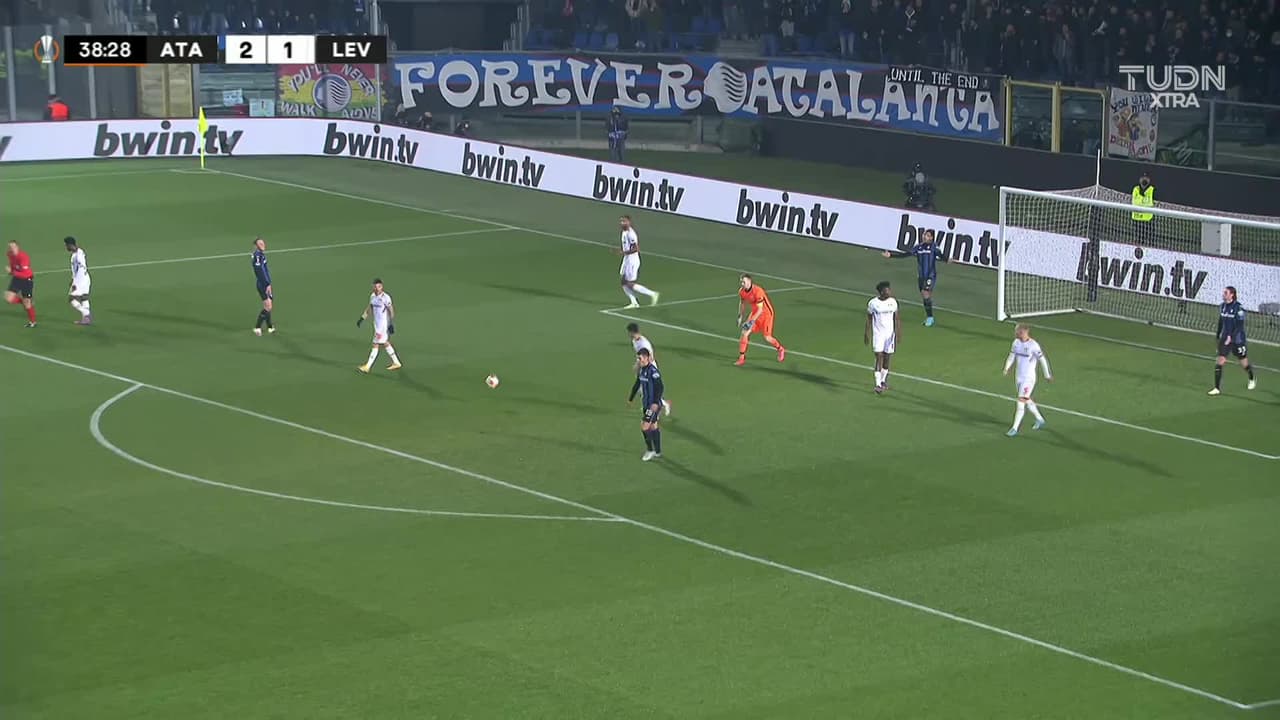 ¡TIRO ATAJADO! disparo por Luis Muriel.