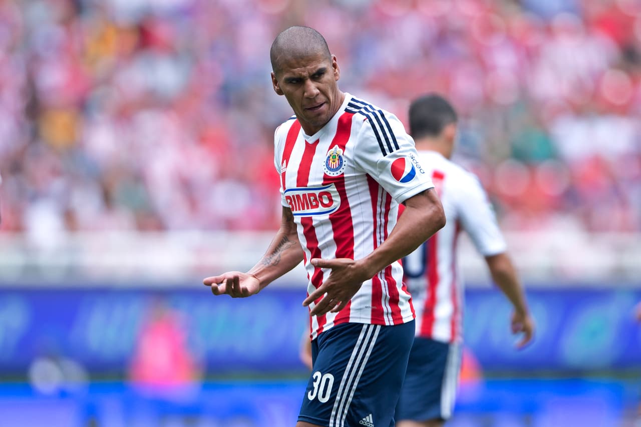 No toda la culpa es de los jóvenes pues los veteranos no terminan de pesar lo que deben. Carlos Salcido, quien cumple 3 torneos desde su regreso a Chivas suma 33 juegos en los cuales el equipo ha recibido 38 goles, le ha faltado pesar y coordinar en defensa.