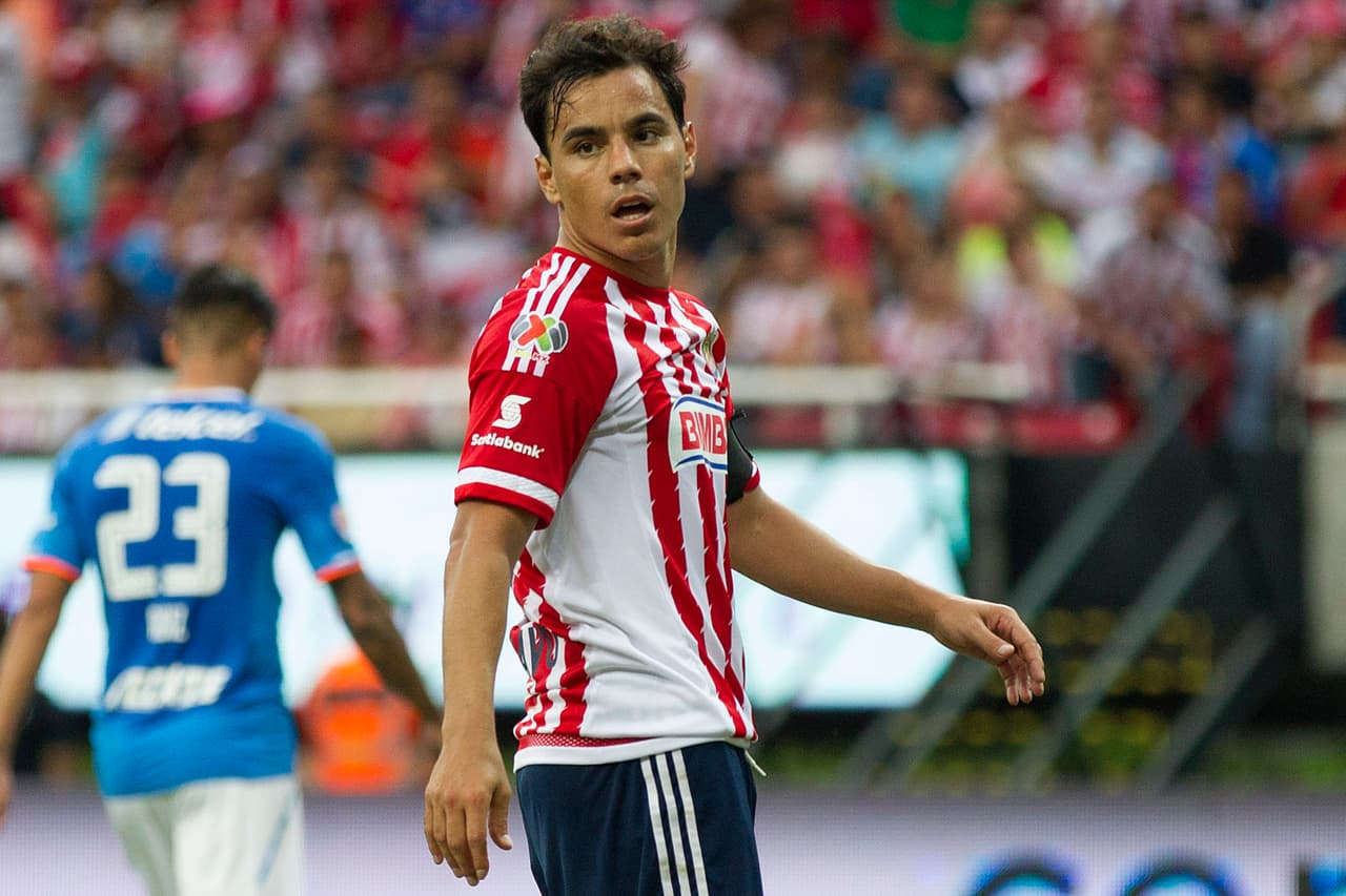 Omar Bravo ya tiene su lugar asegurado en la historia de Chivas, pero en el presente el delantero necesita ser más efectivo en el ataque. Sus 121 goles como rojiblanco de poco van a servir si no mete las pocas que genere el equipo para salvarse del descenso.