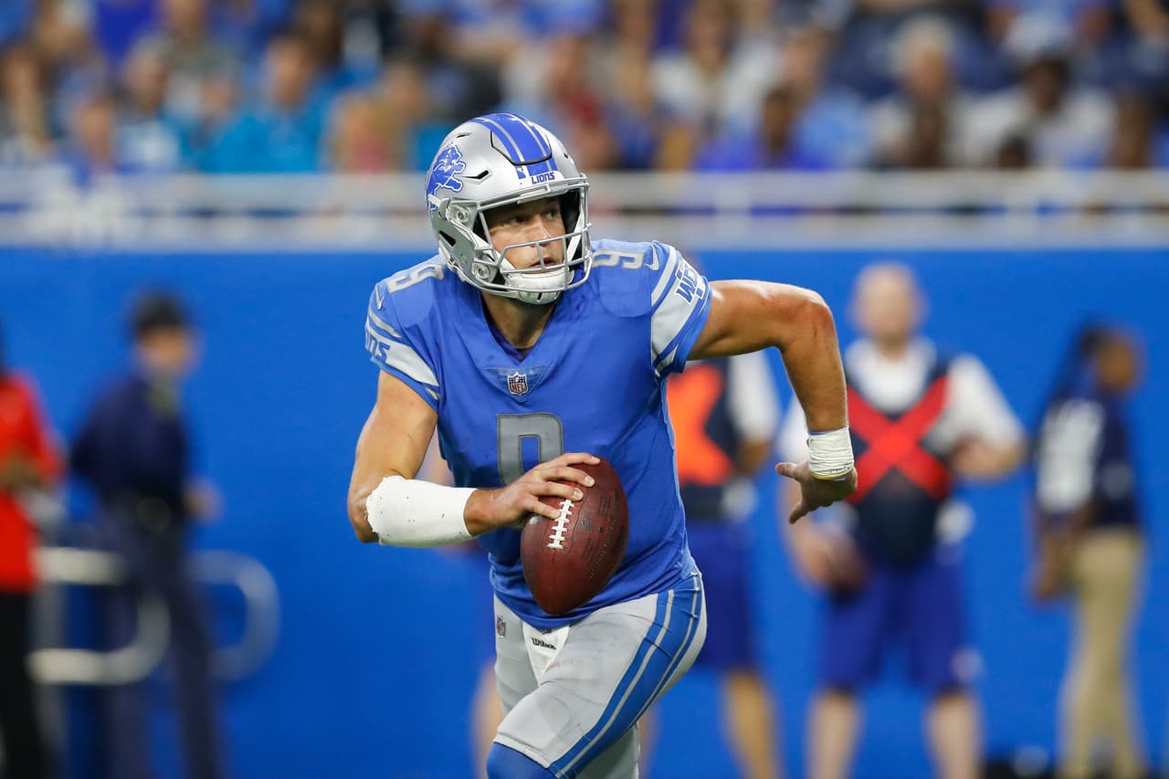 <b>Matthew Stafford vs New Orleans Saints</b>
<br>Stafford ha sido inconsistente en las estadísticas esta temporada, pero es difícil no gustarte un partido en New Orleans. Ningún equipo de la liga ha permitido más puntos de fantasía (30.78 PPG) a los quarterbacks adversarios en casa este año, así que no te sorprendas de ver Stafford terminar con una sólida cantidad esta semana.
<br>
<br>
<i>Otros mariscales que podrías iniciar: Cam Newton vs. Eagles, Trevor Siemian vs. Gants & Jacoby Brissett vs. Titans</i>