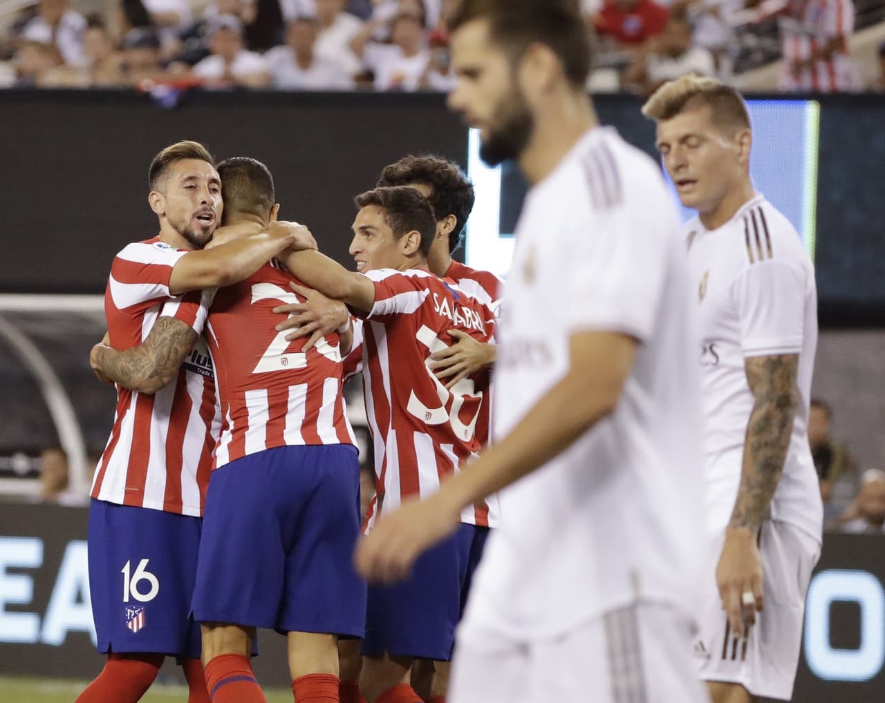 Héctor Herrera festeja con sus compañeros uno de los goles en la segunda mitad