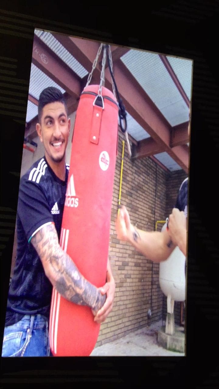 Como un homenaje a la cultura azteca y al balón con el que se jugó el Mundial de 1986, Adidas y la FMF presentaron este martes oficialmente el nuevo jersey de la selección mexicana de fútbol para la Copa Oro 2019. Un restaurante de la Colonia Juárez fue el lugar del evento, el cual se tiñó con lo mejor de la historia del Tri.