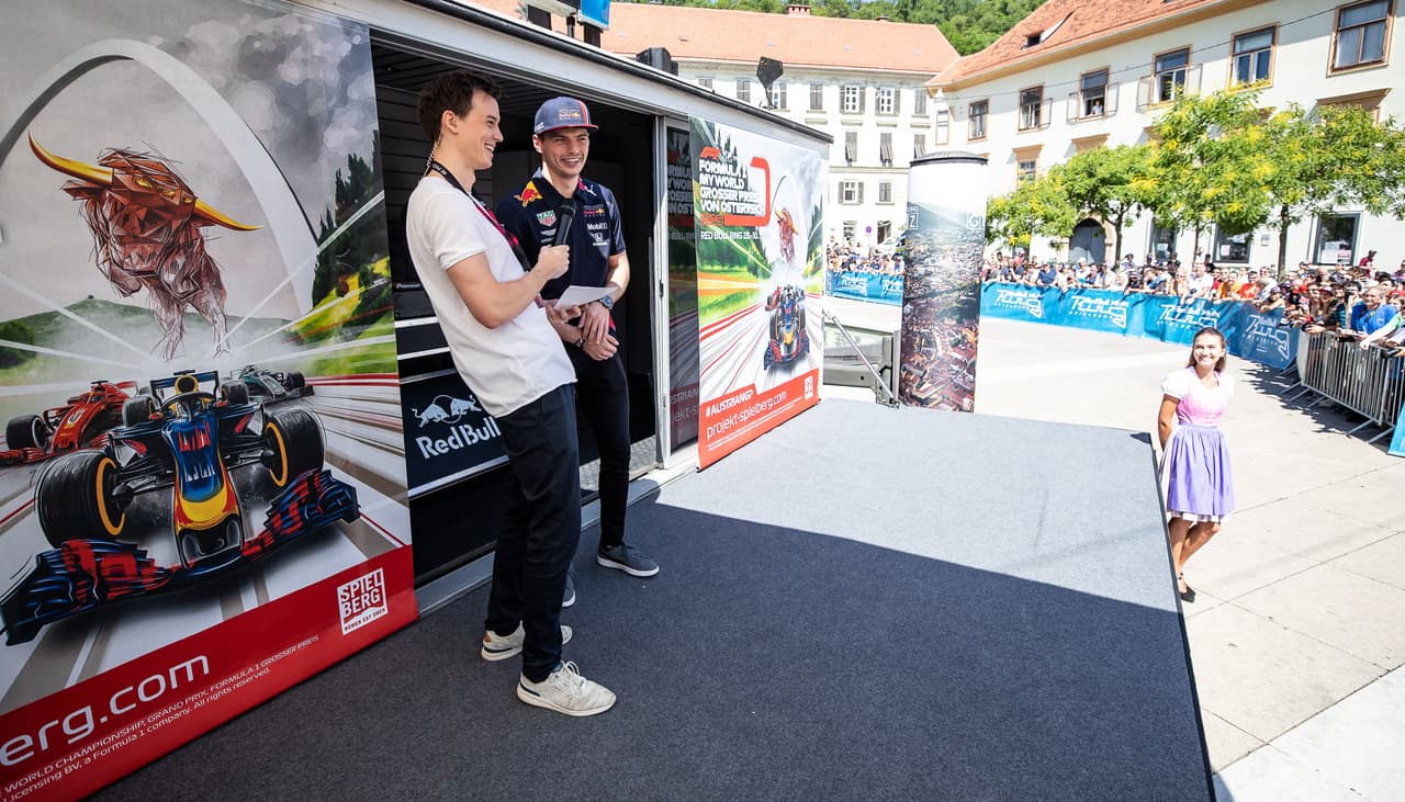En Graz, a pocos kilómetros del Circuito Red Bull Ring en Spielberg, Max Verstappen encendió la actividad del Gran Premio de Austria con una visita a los aficionados, así como la tienda oficial de la escudería en la ciudad. A partir de este viernes los motores se encenderán con las primeras sesiones libres.