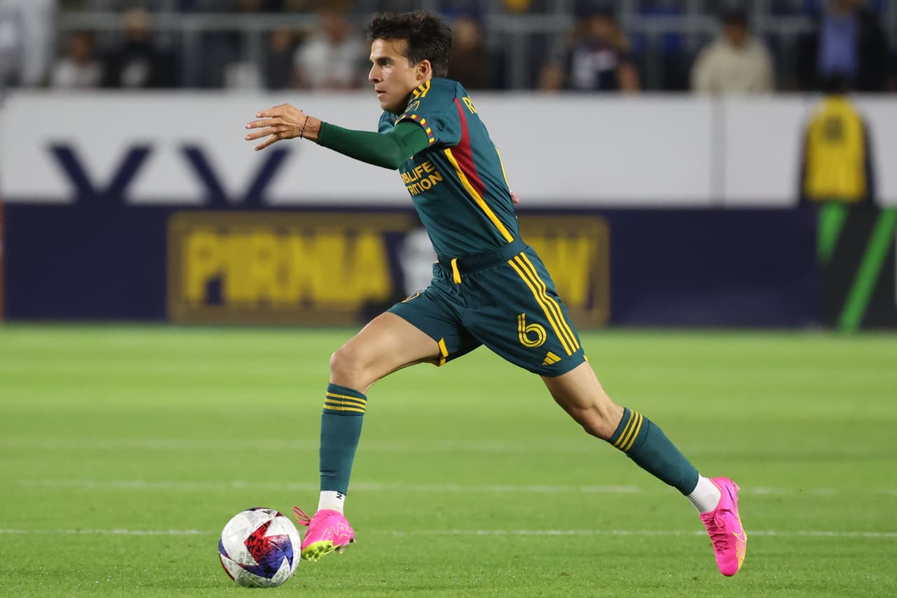 Mediocampista - RIQUI PUIG (LA Galaxy)