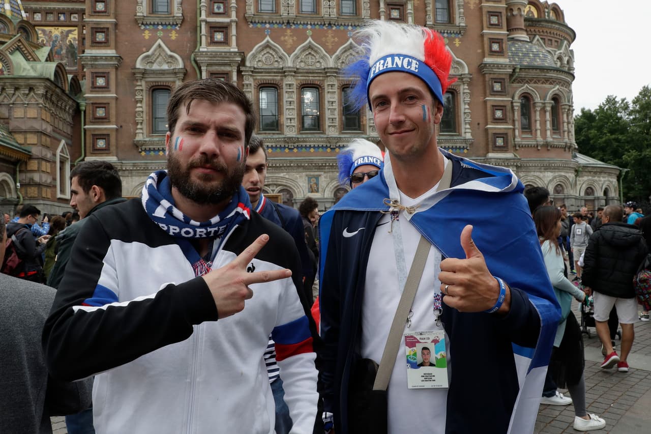 El colorido de los fanáticos de Francia y Bélgica en la semifinal de Rusia 2018 también tiene una muestra de la intensidad en la definición del primer finalista del Mundial.