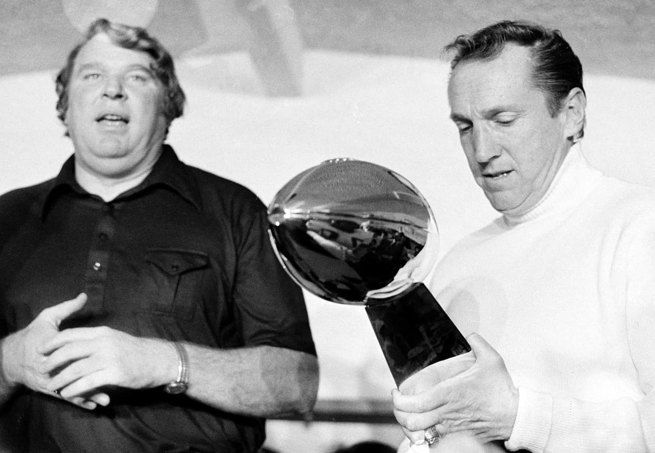 Los Raiders mostraron su poderío en dicho juego y se impusieron 32-14 un 9 de enero de 1977 en el Rose Bowl Stadium.