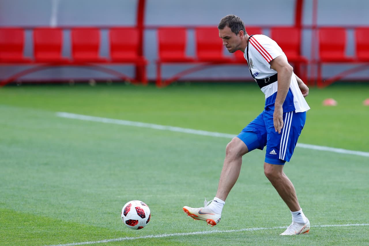 Artem Dzyuba, delantero del Zenit San Pertersburgo, calibra el toque de balón para hacerle daño a la defensa española, su aporte goleador será imprescindible este domingo ante los hispanos.