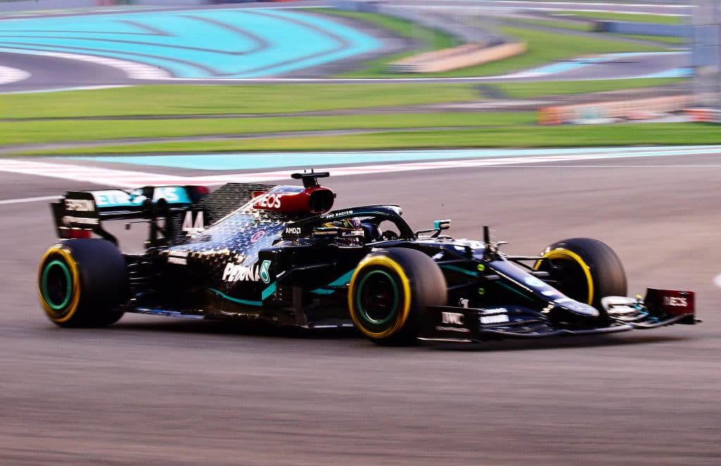 Max Verstappen se lleva el Gran Premio de Abu Dhabi, seguido de Valteri Bottas en segundo lugar y el británico Lewis Hamilton se llevó la tercera posición. El mexicano Sergio Pérez abandonó la carrera en la décima vuelta por fallas en el motor. Así cerró la temporada 2020 de la F1.