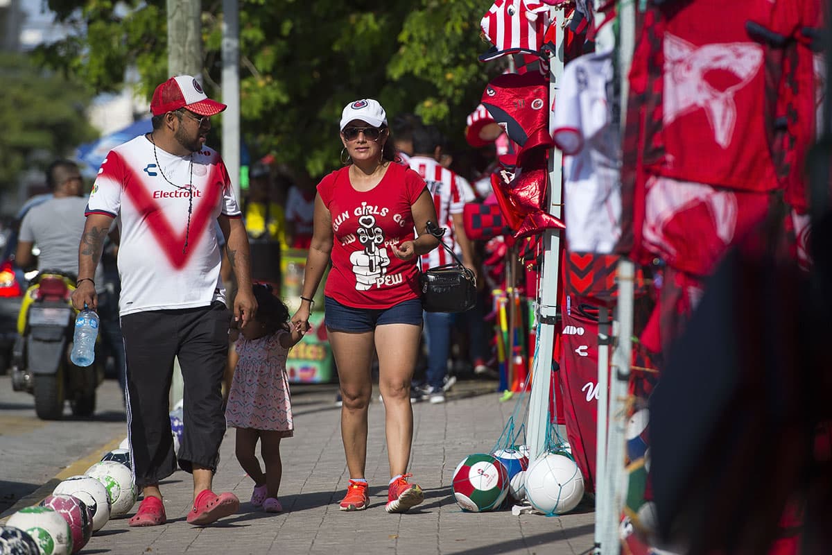 Fanáticos de Veracruz en las afueras del estadio a minutos del juego.