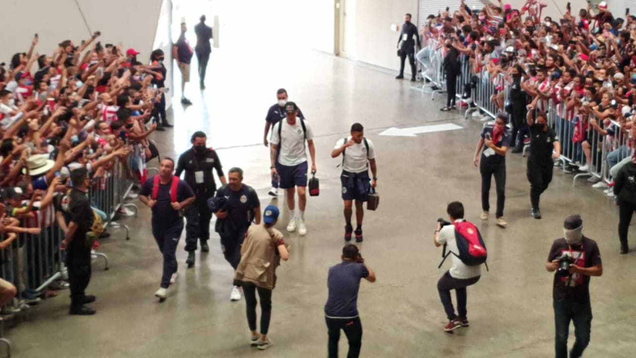 Alexis Vega es ovacionado a su llegada al estadio