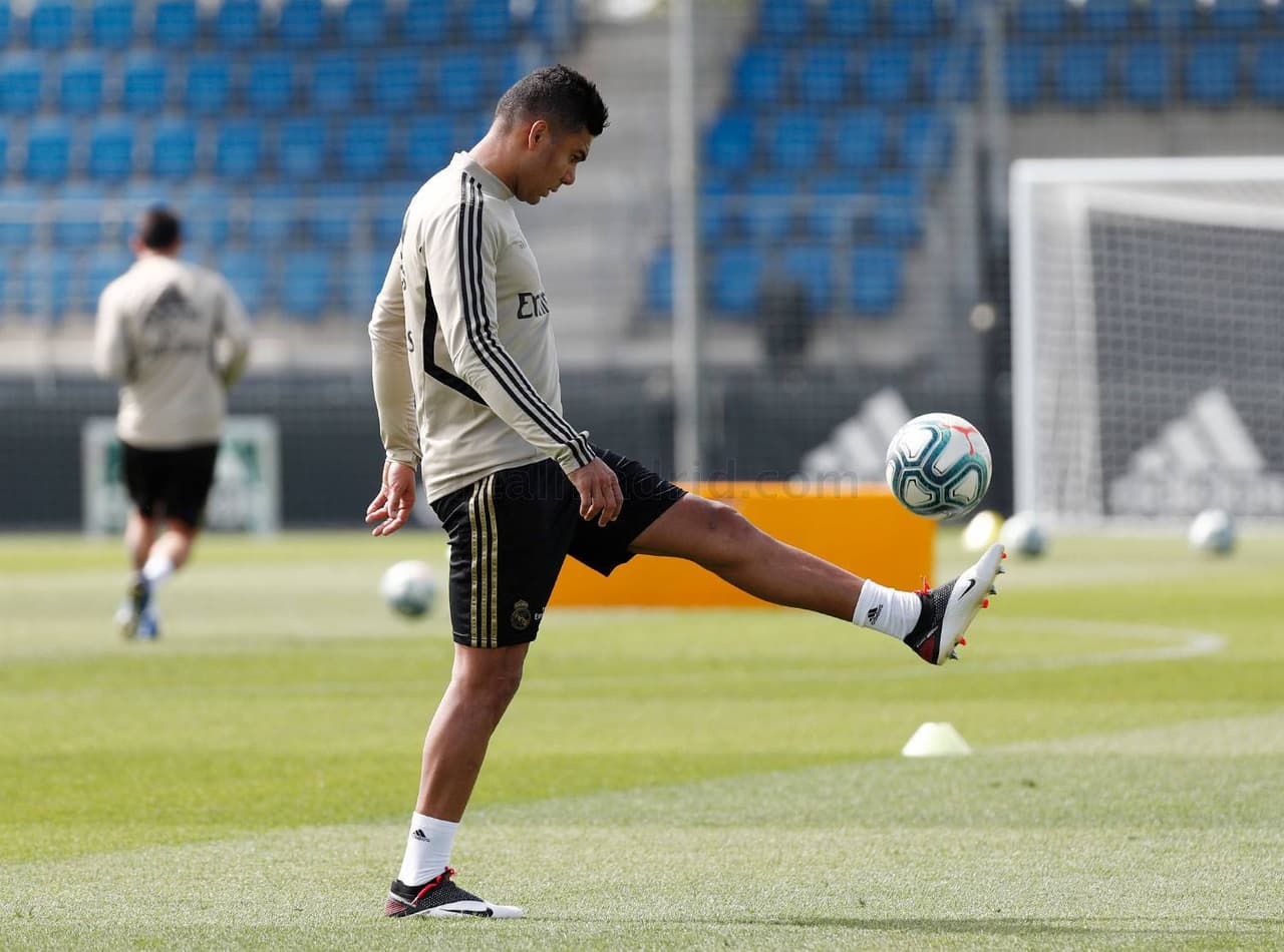 Los jugadores llevaron a cabo ejercicios individuales con y sin balón, divididos en dos turnos y en varios de los campos de futbol. Mariano y Jovic trabajaron en el interior de las instalaciones.