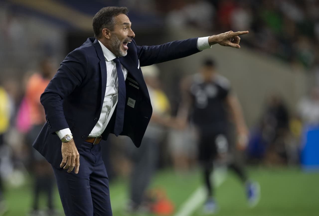 Como seleccionador de Costa Rica enfrentó a México en los cuartos de final de la Copa Oro 2009, fue eliminado por 'el Tri'.