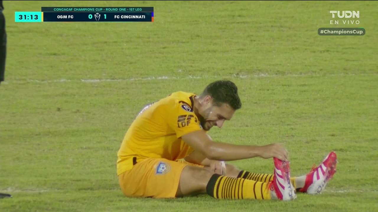 ¡Cambio tempranero! Sergio Paredes se lesiona y tiene que salir de cambio al 30´