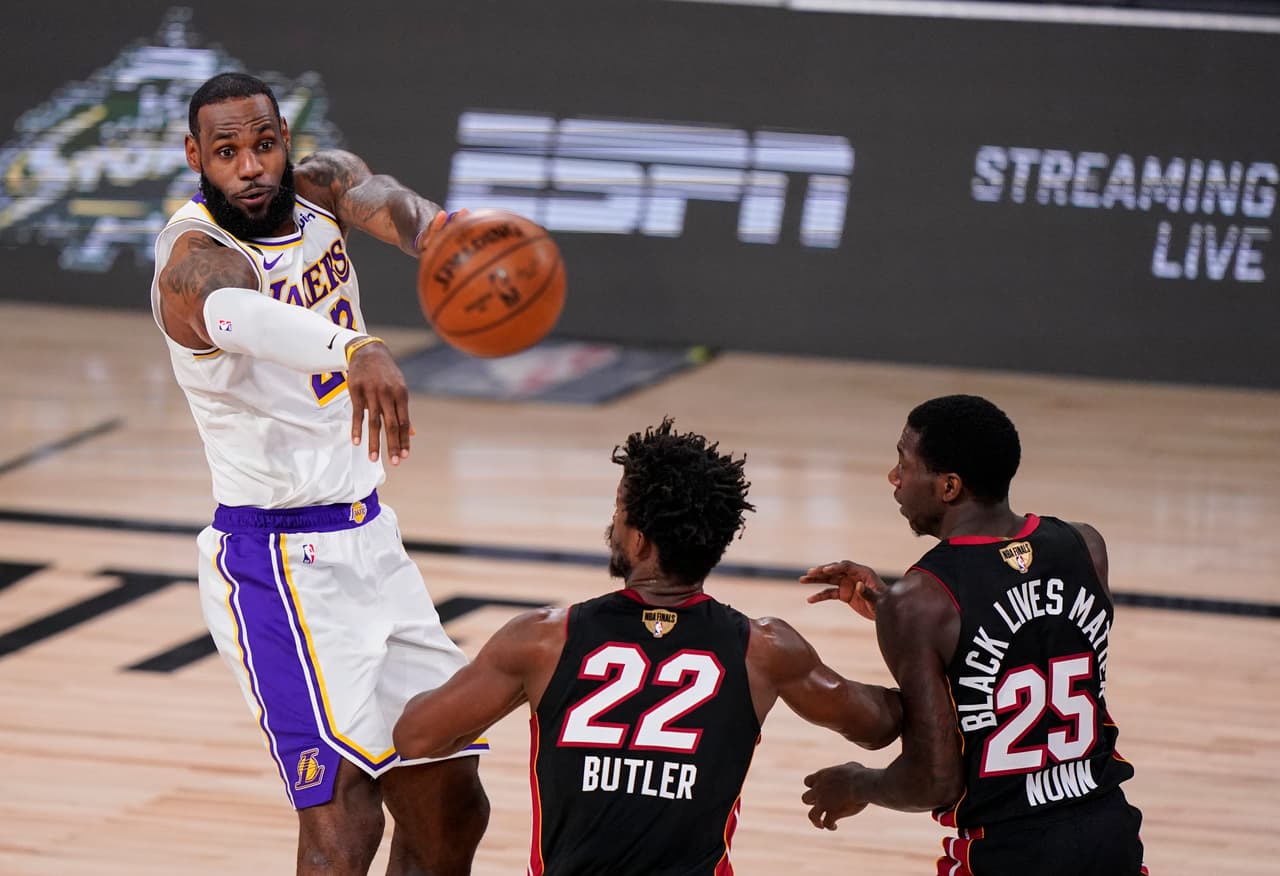 Miami Heat consigue la hazaña de vencer a los Lakers 104-115 sin dos jugadores titulares, Jimmy Butler sale inspirado, anota 40 puntos y consigue su primer triple doble en Finales de NBA.