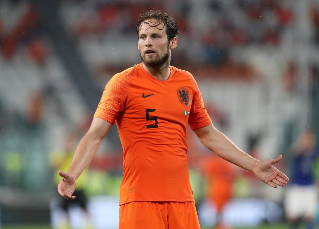 Daley Blind se convirtió en el nuevo refuerzo del Ajaz de Amsterdam, rival del PSV Eindhoven del mexicano Hirving Lozano.