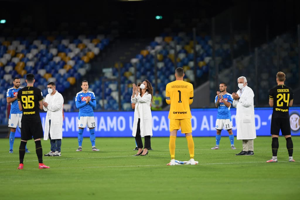 Hubo un minuto de silencio en homenaje a las personas que han perdido la vida debido al coronavirus. En el centro del campo estuvieron tres médicos como forma de reconocimiento a su labor en la pandemia.