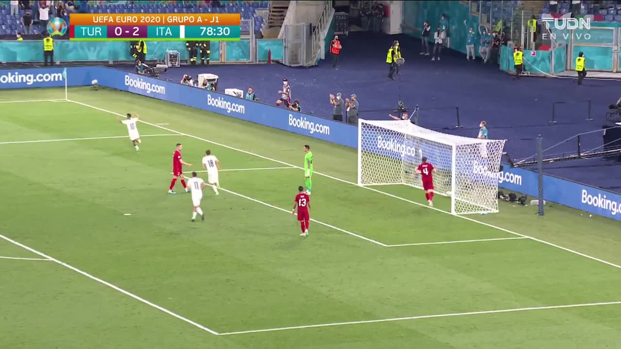 ¡GOL!  anota para Italia. Lorenzo Insigne