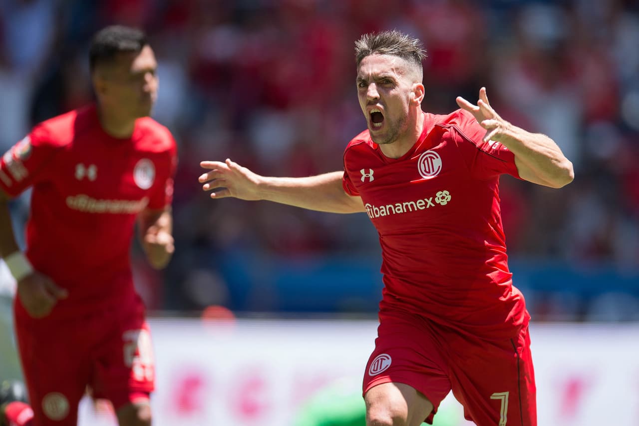 Gabriel Hauche empató las acciones al minuto 46 con bello sombrerito ante la salida de Fraga.