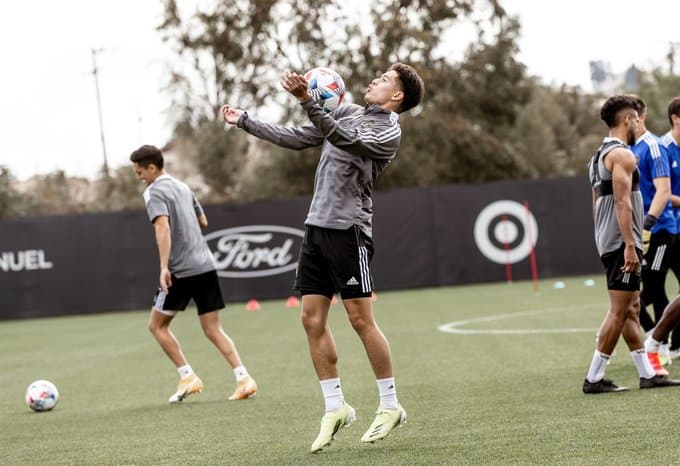 Contacto con el balón en los entrenamientos de pretemporada.