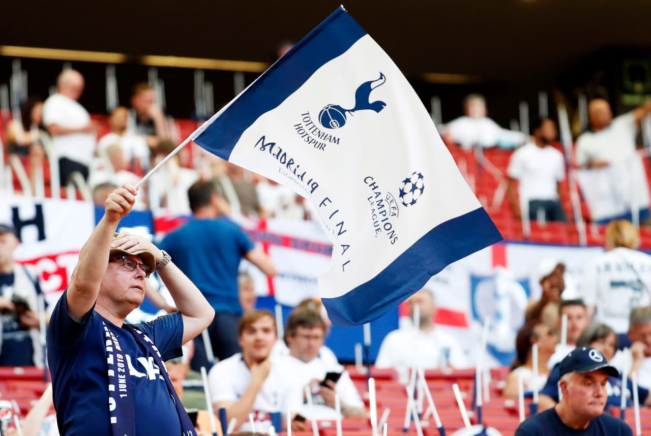 Después de dos series de infarto, los fanáticos del Tottenham llegaron al Metropolitano con el deseo de levantar su primera Champions League pero con menos sufrimiento. Los Spurs se dejaron ver con sus banderas, sus cantos, bufandas y playeras especiales.
