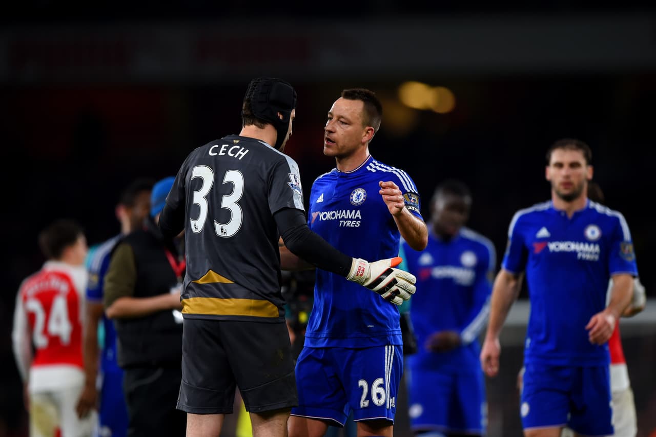 Otro que tuvo un reencuentro con viejos amigos, ahora rivales, fue Peter Cech. El checo saludó y se abrazó con sus ex compañeros con los que logró muchos éxitos dentro y fuera de Inglaterra.