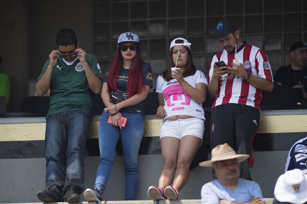 La pasión fluye entre los fanáticos de Pumas UNAM y Chivas de Guadalajara en el duelo de la Jornada 12 en el estadio Olímpico Universitario por el Clausura 2019 de la Liga MX.