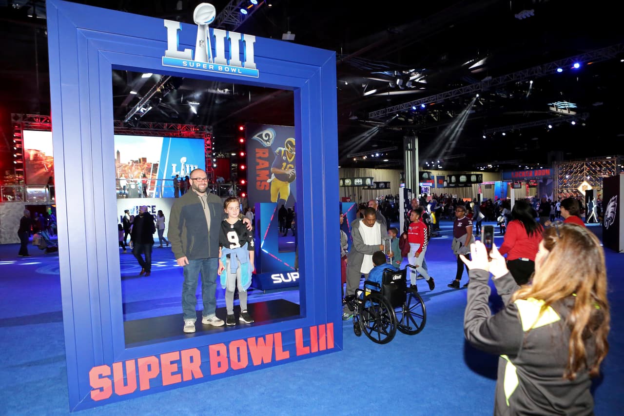 Un gran marco para tomarse una foto, con el logo del Super Bowl, para el recuerdo.