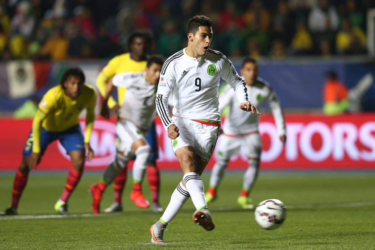 Otro que llamó la atención luego de la pobre temporada con el Atlético de Madrid fue Raúl Jiménez, el delantero mexicano también logró hacerse presente en dos cotejos ante Chile y Ecuador, aunque al final de poco sirvieron los goles de estos elementos.