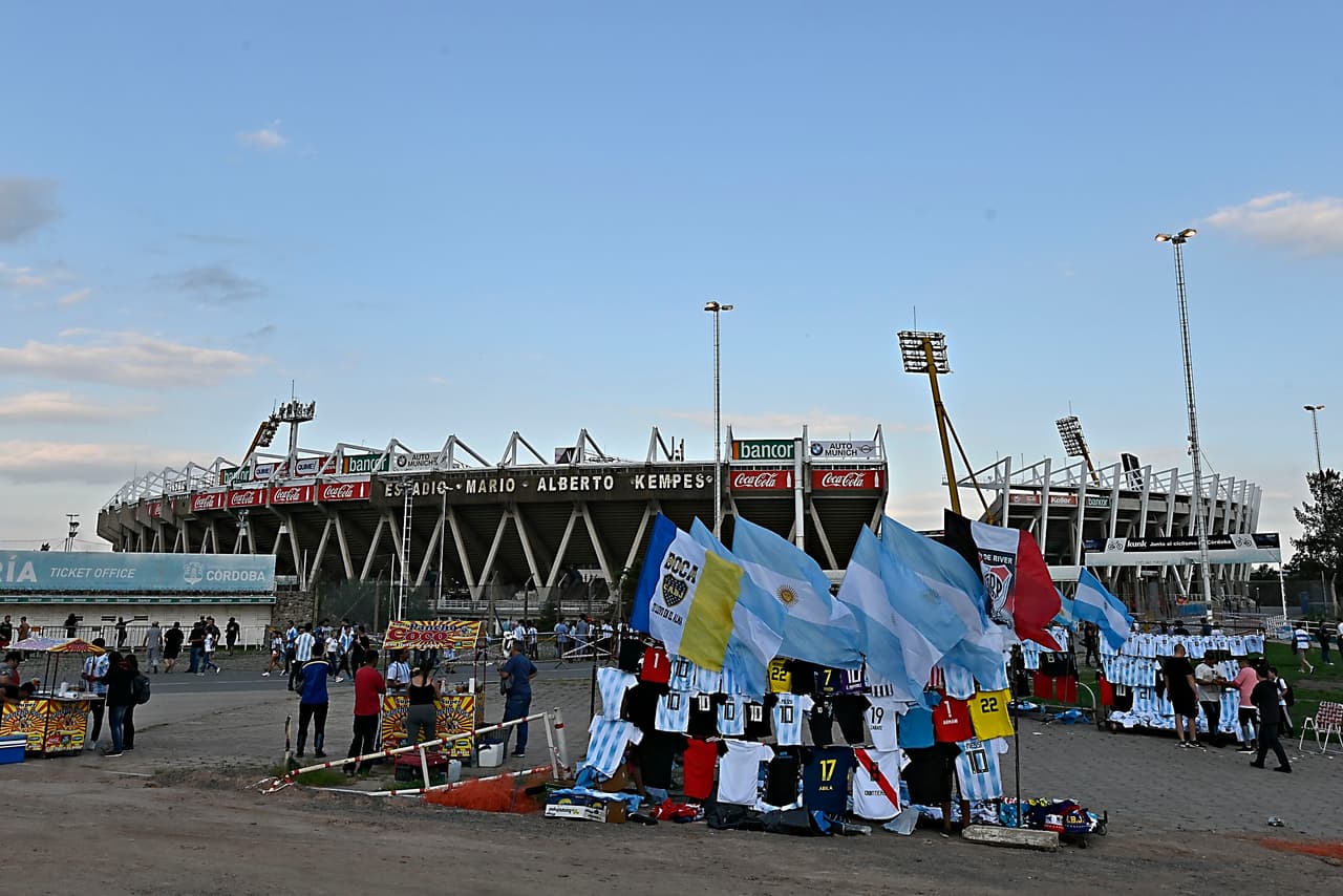 Los fanáticos de Argentina y de México le dieron un color especial con su alegría en el estadio Mario Alberto Kempes y sus alrededores en Córdoba a una jornada de fútbol de amistoso internacional.