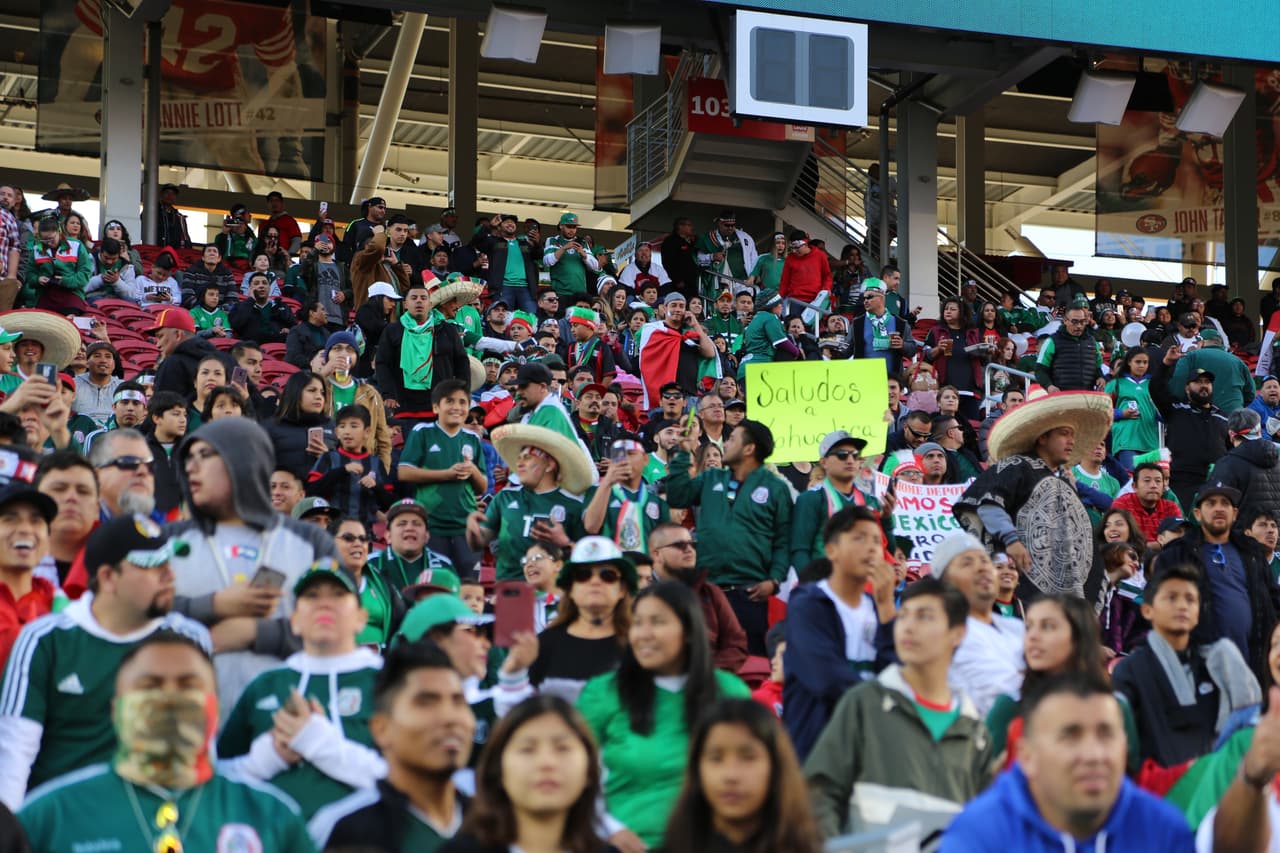 Seguimiento gráfico de los trabajos en cancha de los jugadores, las características del escenario y hasta la alegría de los asistentes en el Levi's Stadium en el partido de México contra Islandia.