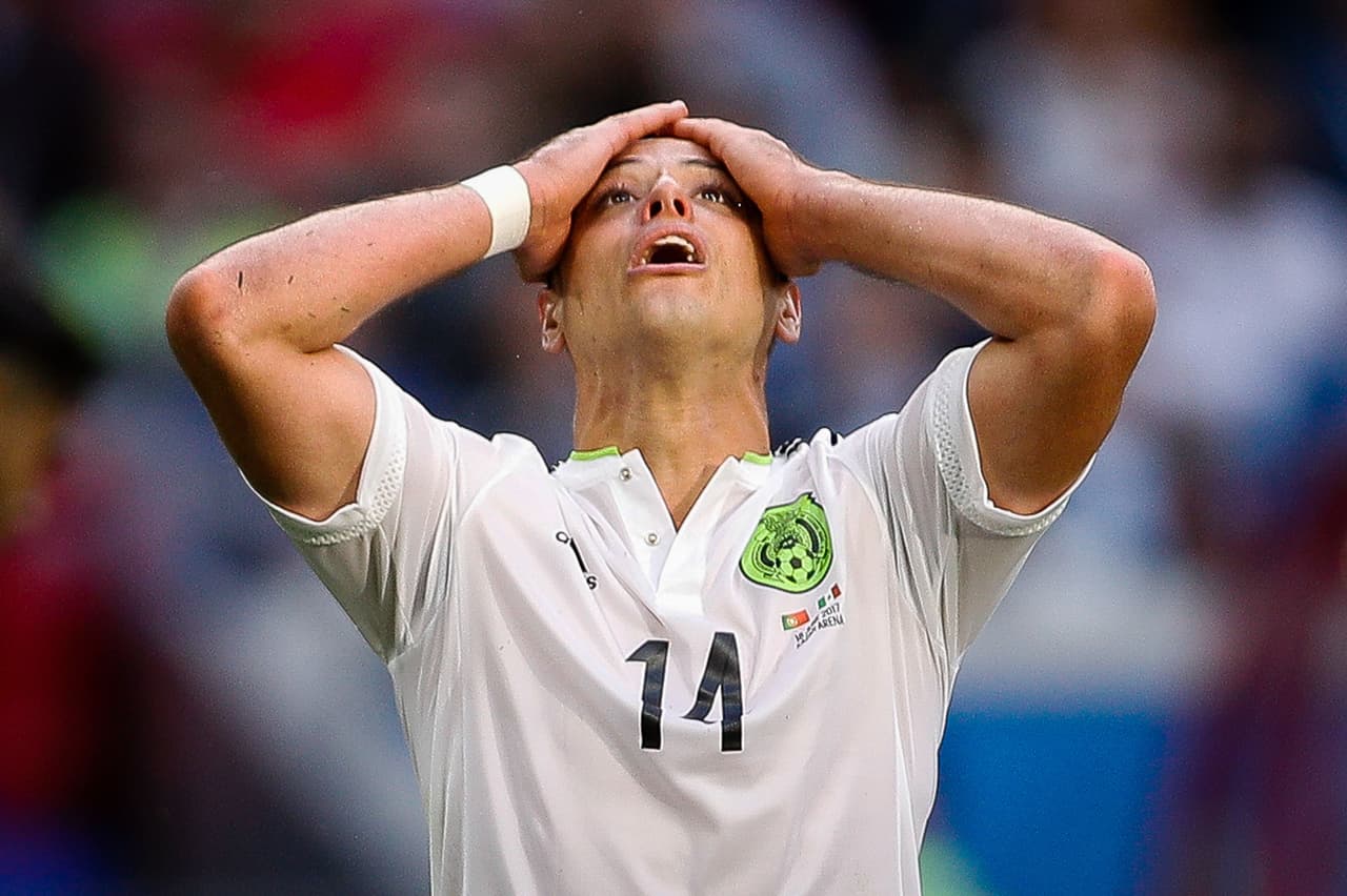 De hecho, la más clara surgió en una combinación por derecha que Vela le dejó servida al
<i>Chicharito </i>en el área, pero este la mandó muy por encima del arco de Rui Patrício.