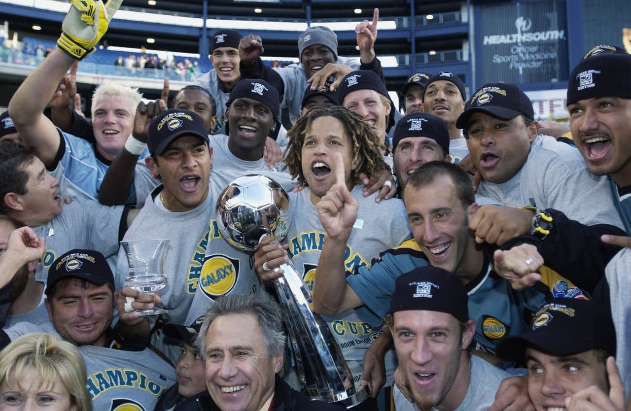 Coby Jones fue una figura determinante en el título de Los Angeles Galaxy, que ya había perdido tres finales. Venció 1-0 al New England Revolution en el estadio Los Angeles Galaxy en 2002.