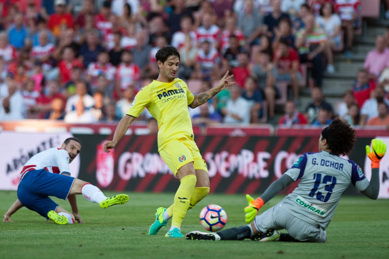 Villarreal's Brazilian forward Rodrigues da Silva Pato (L) vies with Granada's Mexican goalkeeper Guillermo Ochoa during the Spanish league football match Granada FC vs Villarreal CF at Nuevo Los Carmenes stadium in Granada on August 20, 2016. / AFP / JORGE GUERRERO (Photo credit should read JORGE GUERRERO/AFP/Getty Images)