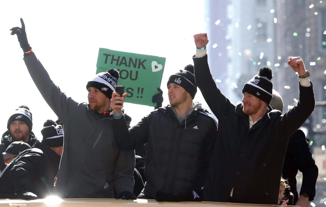 Los jugadores de los Eagles no querían dejar a nadie sin su saludo, por lo que no paraban de levantar los brazos y festejar con quienes habían salido a rendirles tributo.