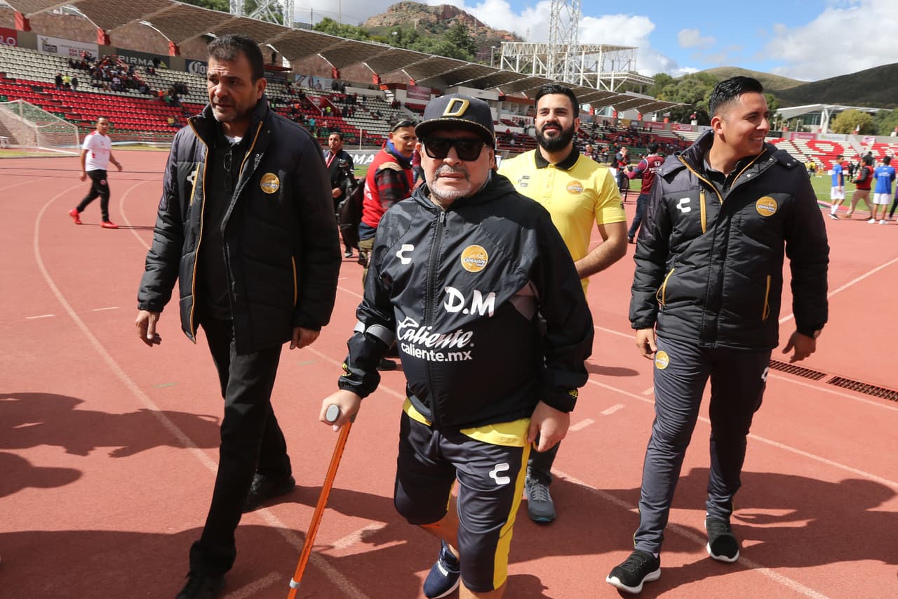 En la actualidad, y aunque necesita de un bastón para caminar, Maradona tiene una energía que se proyecta en su equipo.