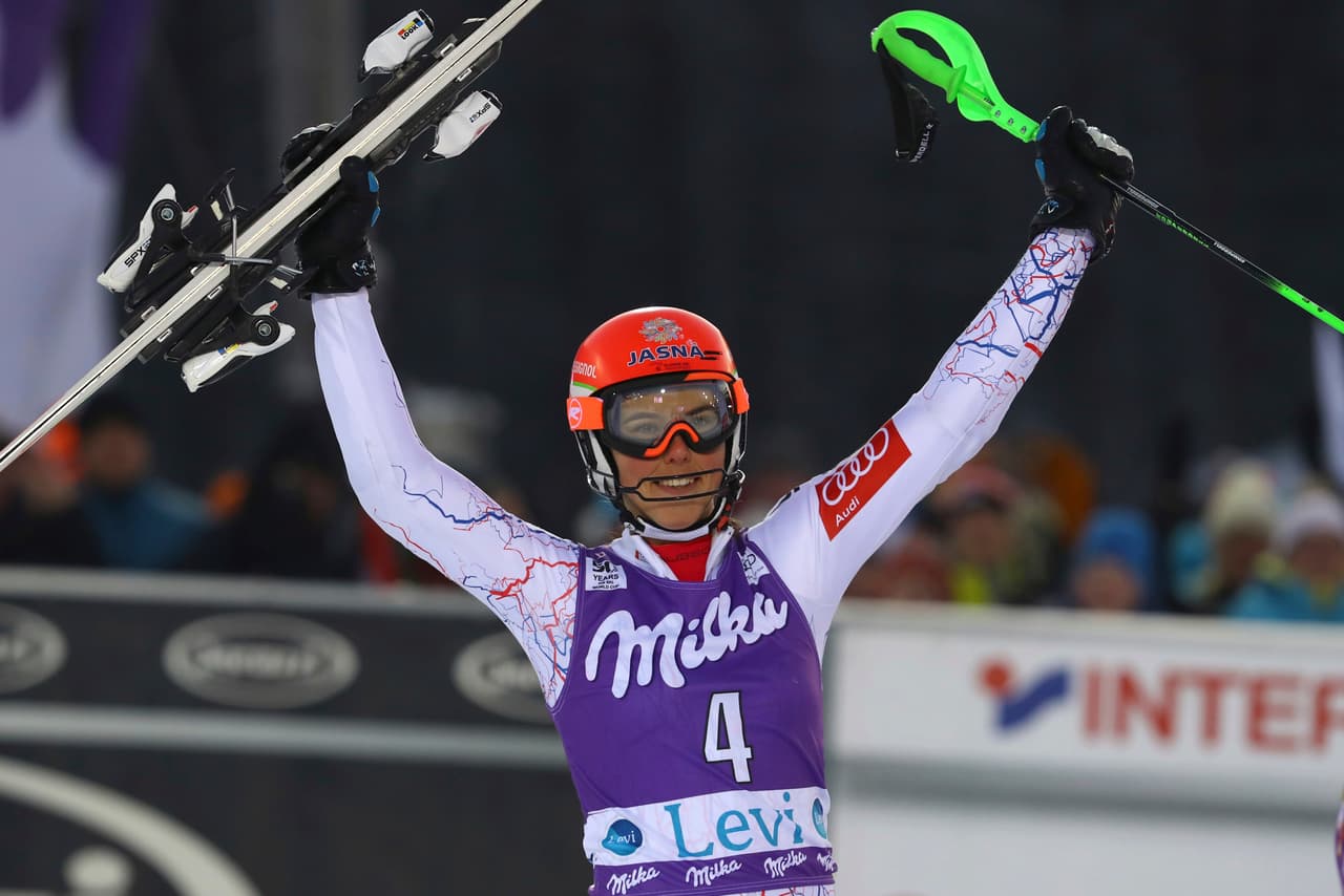 El primer eslalon de la temporada de la Copa Mundial de esquí alpino, disputado en el estadio Levi Black, de Levi, (Finlandia), tuvo como ganadores a la estadounidense Mikaela Shiffrin y al austríaco Marcel Hirscher, en un escenario marcado por la belleza de sus paisajes.