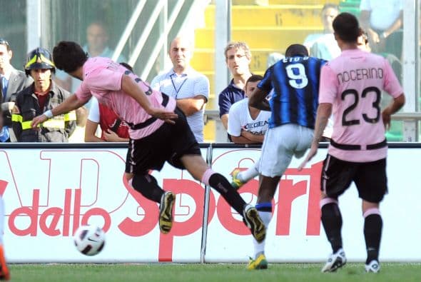 El camerunés Samuel Eto'o se echó el equipo al hombro.