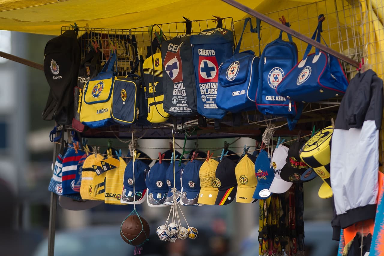 Las aficiones de América y Cruz Azul hicieron sentir su presencia en el Estadio Azteca para su enfrentamiento de Cuartos de Final por el Clausura 2019 en la Fase Final. Un gran ambiente, como de costumbre, estaban gestando los seguidores de ambos clubes capitalinos.
