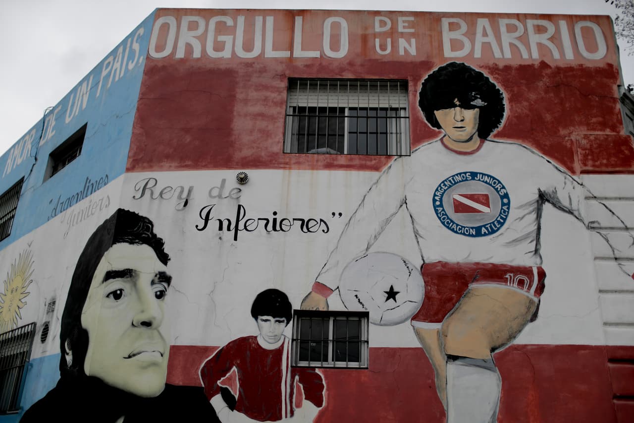 En 'La Paternal', un mural con la camiseta de Argentinos Juniors, el club que lo vio nacer en el estadio que hoy lleva su nombre, el 'Diego Armando Maradona'.