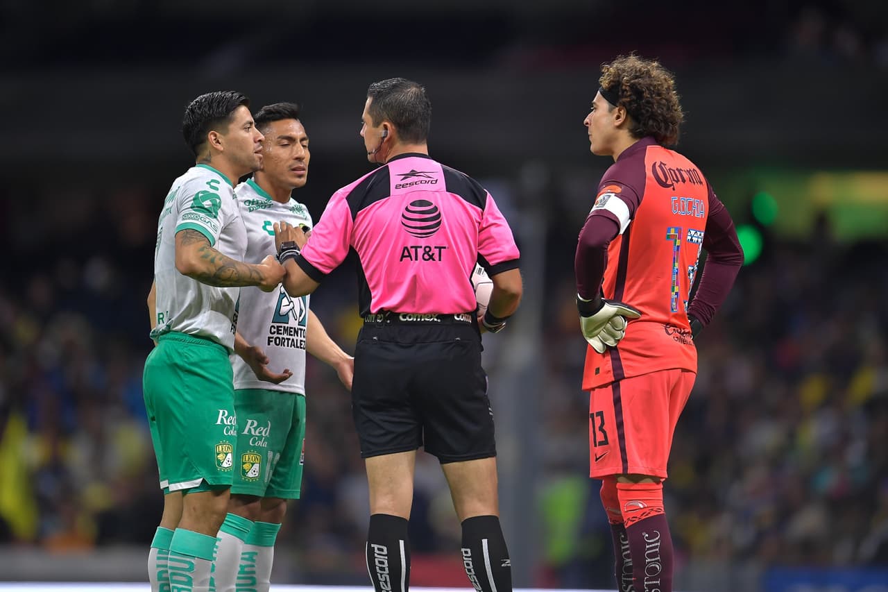 En cuestión de 10 minutos, León se quedó sin dos jugadores, José Rodríguez y Víctor Dávila; el primero al final del primer tiempo y el segundo al inicio del complemento. La tercera roja llegaría hasta el 85’ para William Tesillo por detener un contragolpe.
